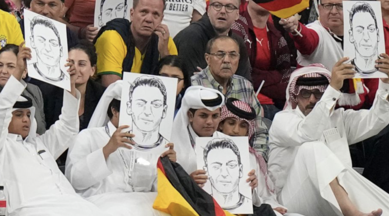 카타르인들은 독일인들에게 외질 항의를 상기시키고 팔레스타인에 대한 지지를 보여줌으로써 정치적이게 됩니다.