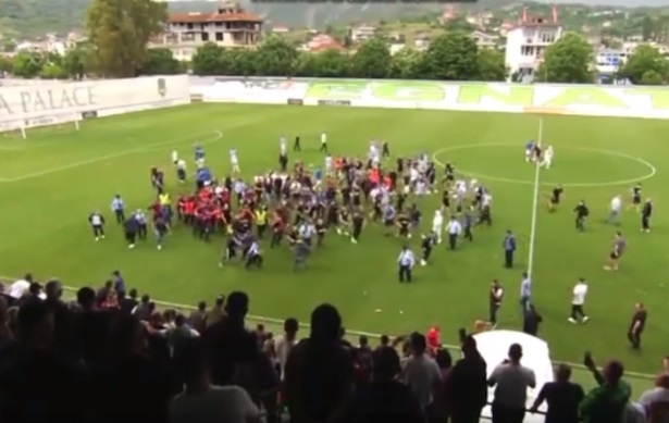 FK Tirana ultras 폭풍 투구와 늦은 페널티 킥 후 관리를 공격하여 상위 리그에서 탈락