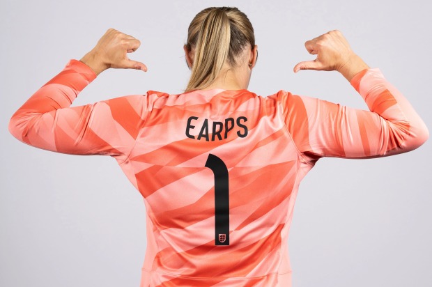 잉글랜드의 Earps는 Nike의 골키퍼 유니폼 부족에 셔츠를 입습니다.